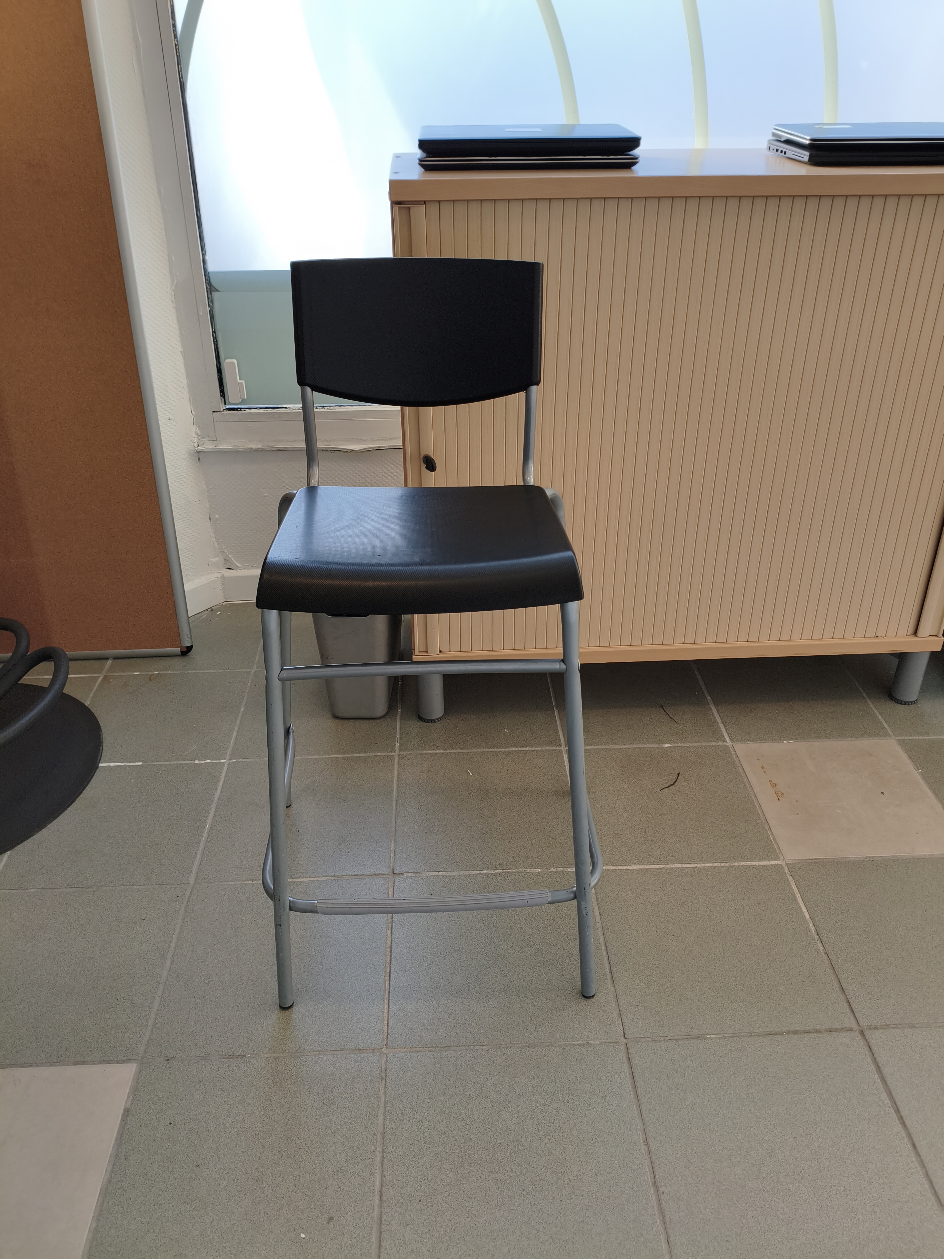 Chaise haute noire – Mobilier professionnel – Grade B