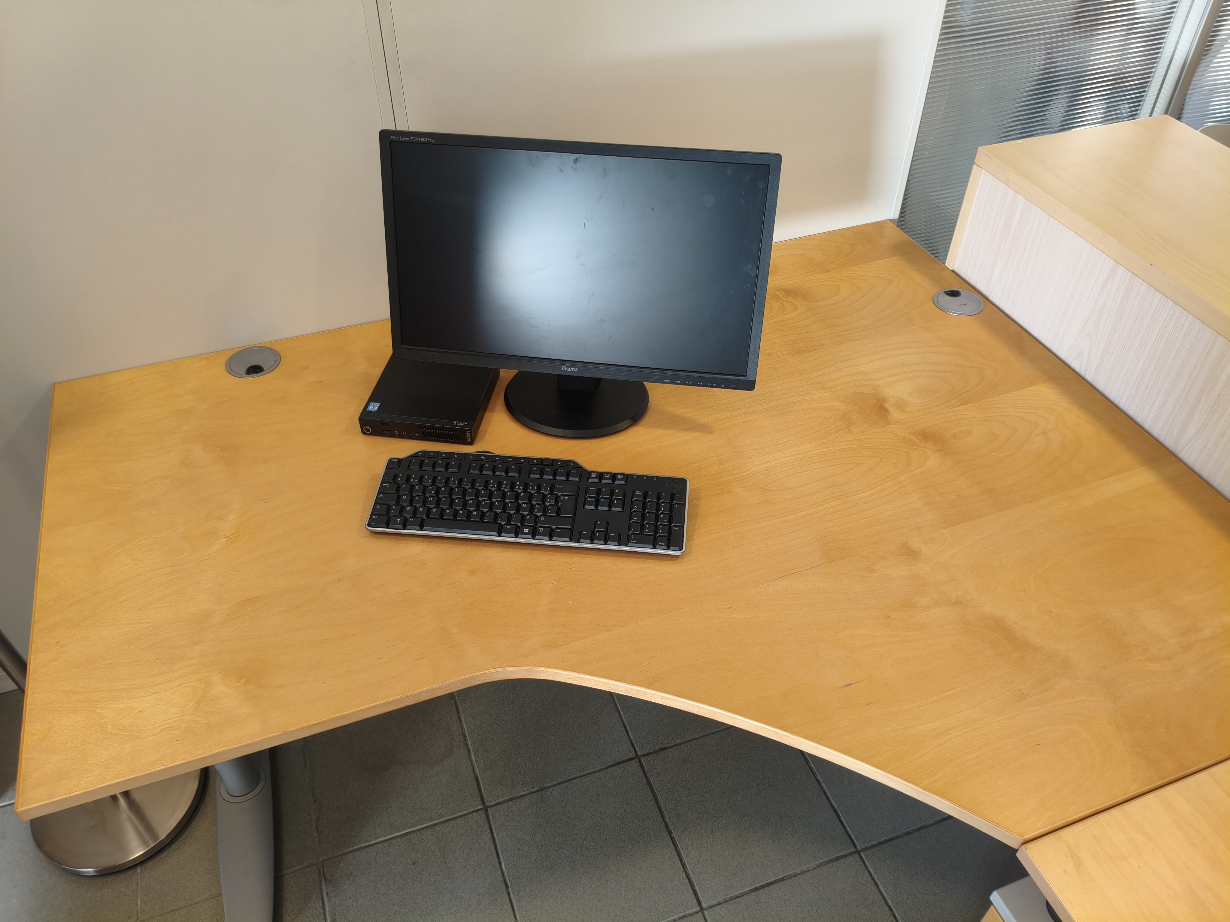 Bureau d’angle Kinnarps beige – Mobilier professionnel – Grade B