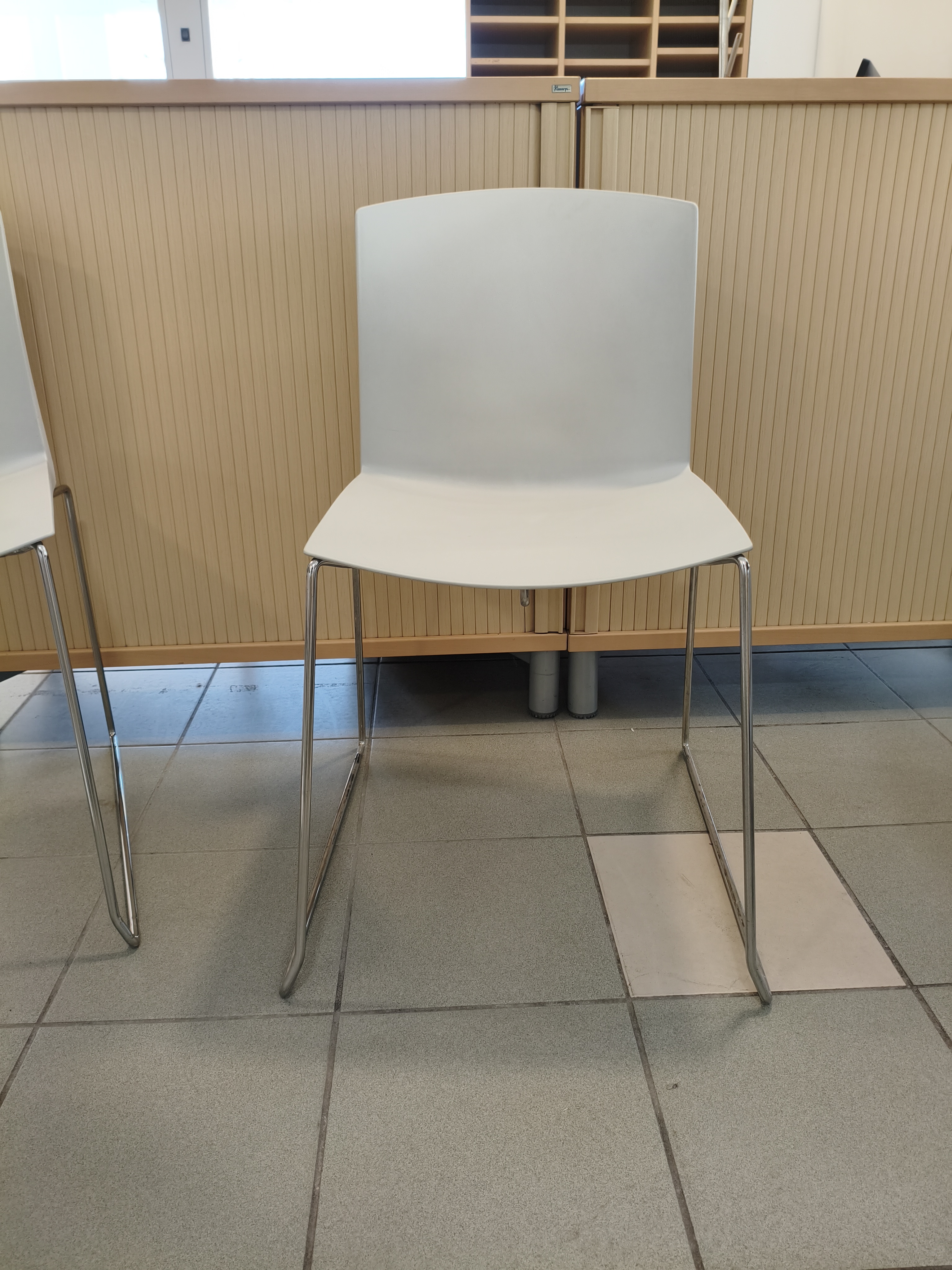 Chaise blanche – Mobilier professionnel – Grade B