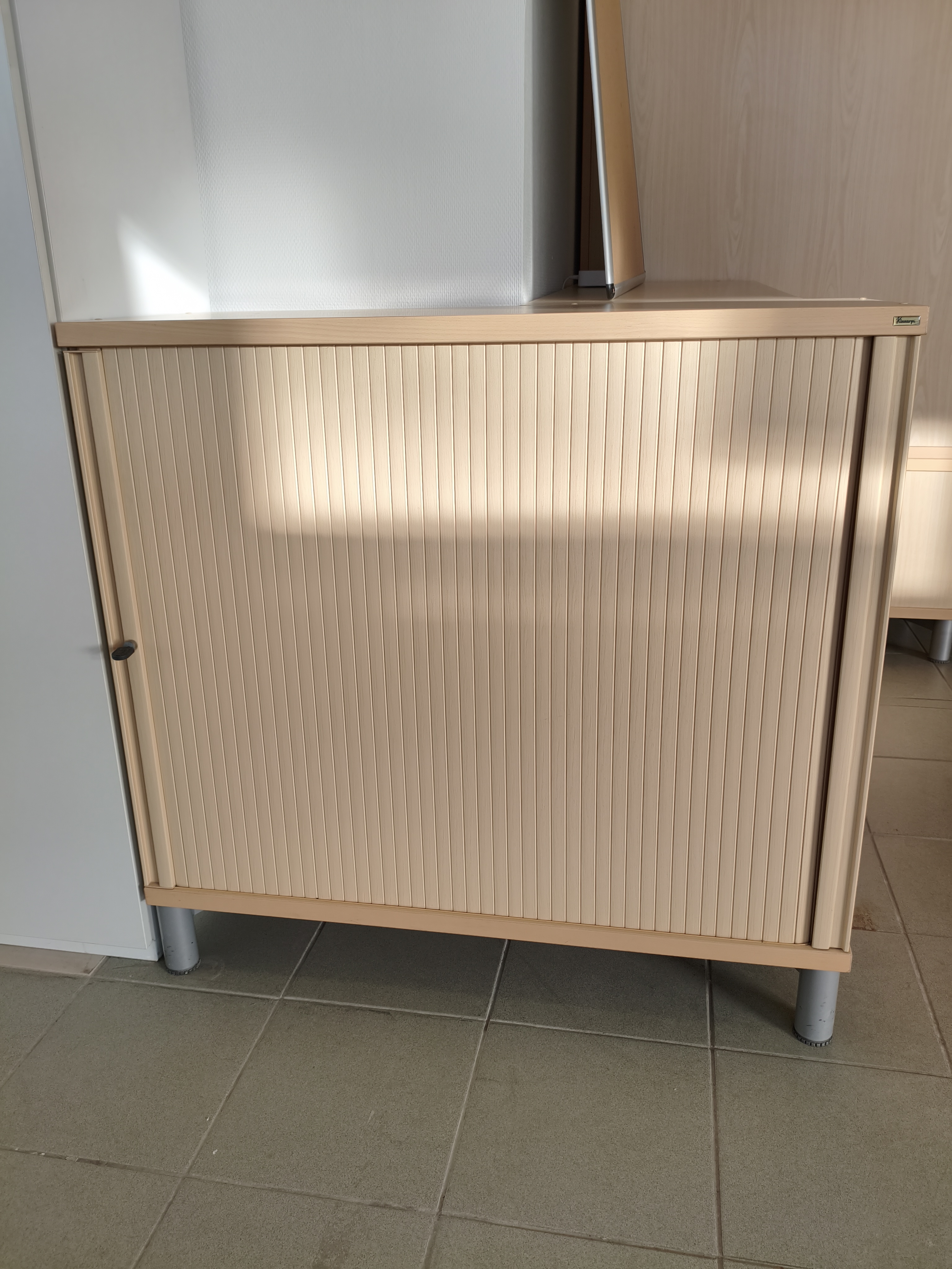 Armoire Kinnarps beige à portes coulissantes Grade A